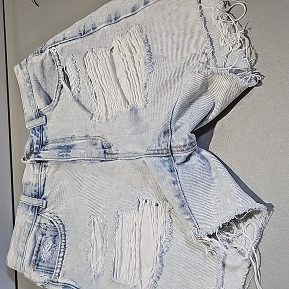 American Eagle light wash distressed style size 2 mom high rise jean shorts - Picture 5 of 7